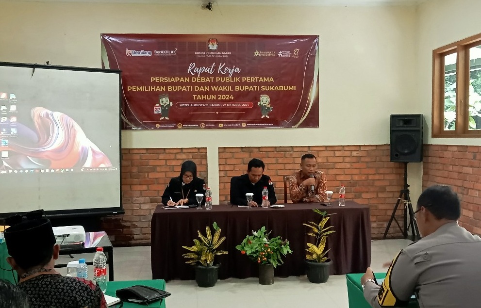 Komisi Pemilihan Umum (KPU) Kabupaten Sukabumi menggelar Rapat Kerja Persiapan Debat Publik Pertama Pemilihan Bupati dan Wakil Bupati Sukabumi tahun 2024, bertempat di Hotel Augusta Cikukulu Sukabumi, Rabu (23/10/2024).