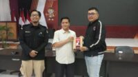 KPU Jabar Resmi Serahkan 20 Ribu APK untuk paslon Pilkada Jabar 2024