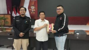 KPU Jabar Resmi Serahkan 20 Ribu APK untuk paslon Pilkada Jabar 2024