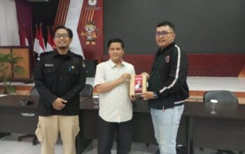Ketua Divisi Sosialisasi Pendidikan Pemilih dan Partisipasi Masyarakat KPU Jabar Hedi Ardia menyerahkan secara simbolis alat peraga kampanye Pilgub Jabar 2024 pada perwakilan pasangan calon gubernur dan wakil gubernur. (KPU Jabar)