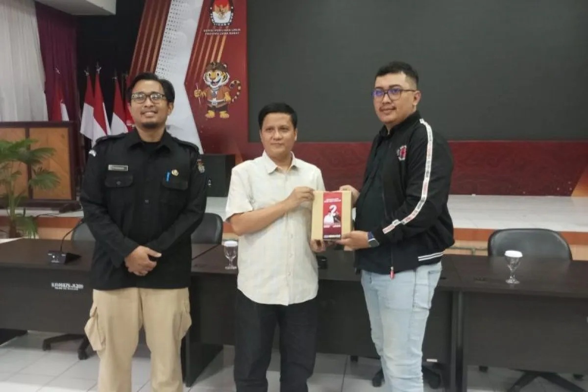Ketua Divisi Sosialisasi Pendidikan Pemilih dan Partisipasi Masyarakat KPU Jabar Hedi Ardia menyerahkan secara simbolis alat peraga kampanye Pilgub Jabar 2024 pada perwakilan pasangan calon gubernur dan wakil gubernur. (KPU Jabar)