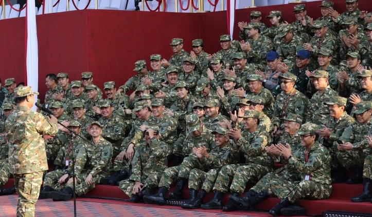 Presiden Prabowo Subianto saat berbicara di hadapan Kabinet Merah Putih di Lapangan Saptamarga, Akademi Militer, Kota Magelang, Jawa Tengah, Jumat (25/10/2024). (Tim Media Prabowo Subianto)