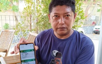 Warga Kampung/Desa Loji, Kecamatan Simpenan, Kabupaten Sukabumi, Jabar saat menunjukan foto kartu BPJS Kesehatan palsu pada Jumat, (25/10/2024).