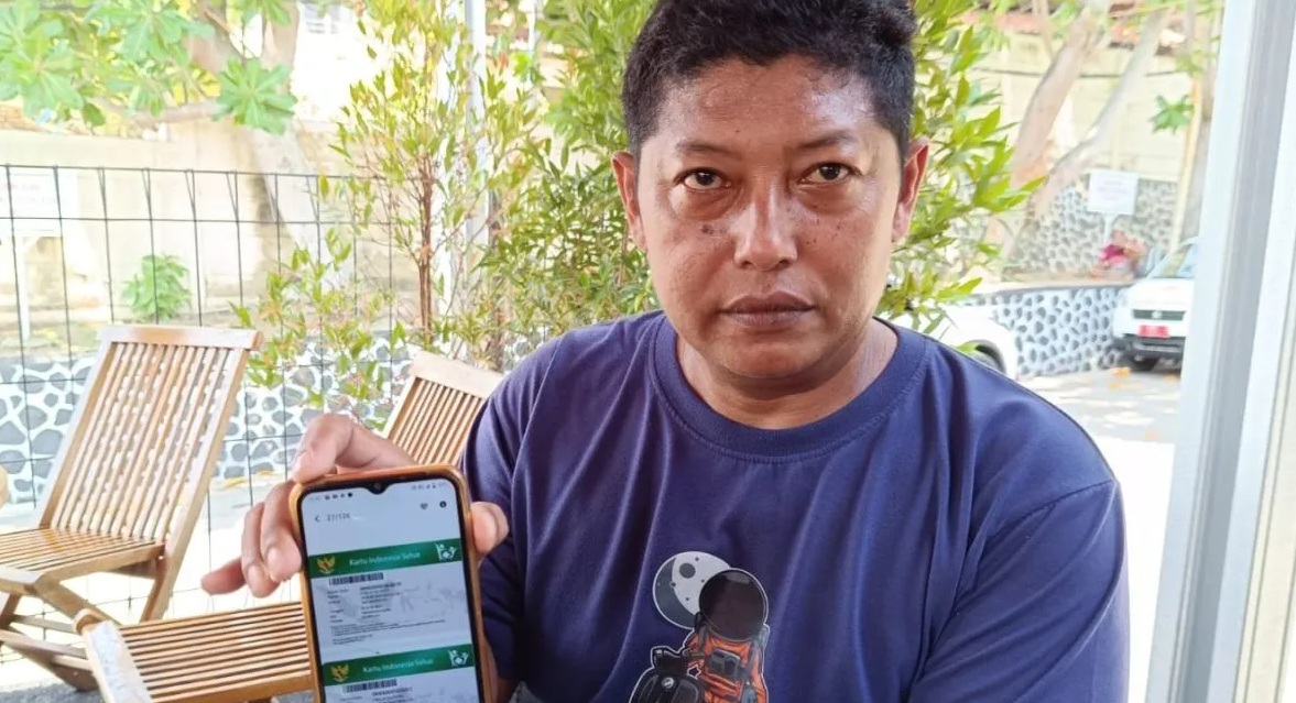 Warga Kampung/Desa Loji, Kecamatan Simpenan, Kabupaten Sukabumi, Jabar saat menunjukan foto kartu BPJS Kesehatan palsu pada Jumat, (25/10/2024).