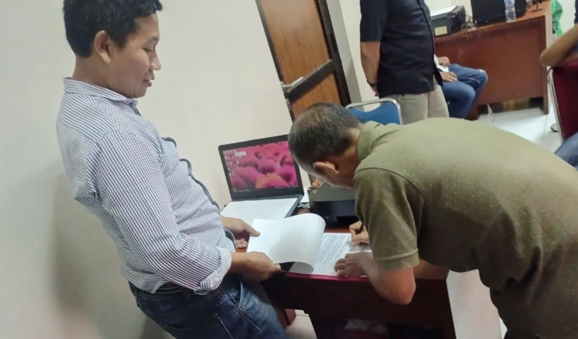 Tersangka DR, Aparatur Sipil Negara di Kecamatan Pasirkuda, Cianjur, Jawa Barat, saat menjalani pemeriksaan di Polres Cianjur, Jumat (25/10/24).(Ahmad Fikri)