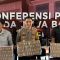 Kabid Humas Polda Jawa Barat, Kombes Jules Abraham Abast (tengah) saat ungkap kasus dugaan korupsi penyelewengan dana insentif tenaga kesehatan COVID-19 di Mapolda Jabar, Kota Bandung, Kamis (3/10/2024). (Antara)