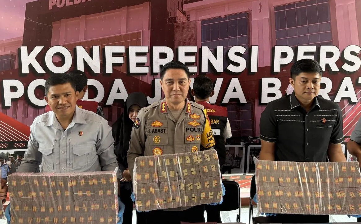 Kabid Humas Polda Jawa Barat, Kombes Jules Abraham Abast (tengah) saat ungkap kasus dugaan korupsi penyelewengan dana insentif tenaga kesehatan COVID-19 di Mapolda Jabar, Kota Bandung, Kamis (3/10/2024). (Antara)