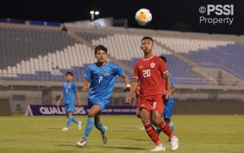Penyerang tim nasional U-17 Indonesia Muhammad Aldyansyah Taher (kanan) berebut bola dengan pemain Kepulauan Mariana Utara Aiden Camacho pada laga Grup G Kualifikasi Piala Asia U-17 2025 di Kuwait, Jumat (25/10/2024). Pertandingan itu dimenangkan Indonesia dengan skor 10-0. (ANTARA/HO-PSSI)