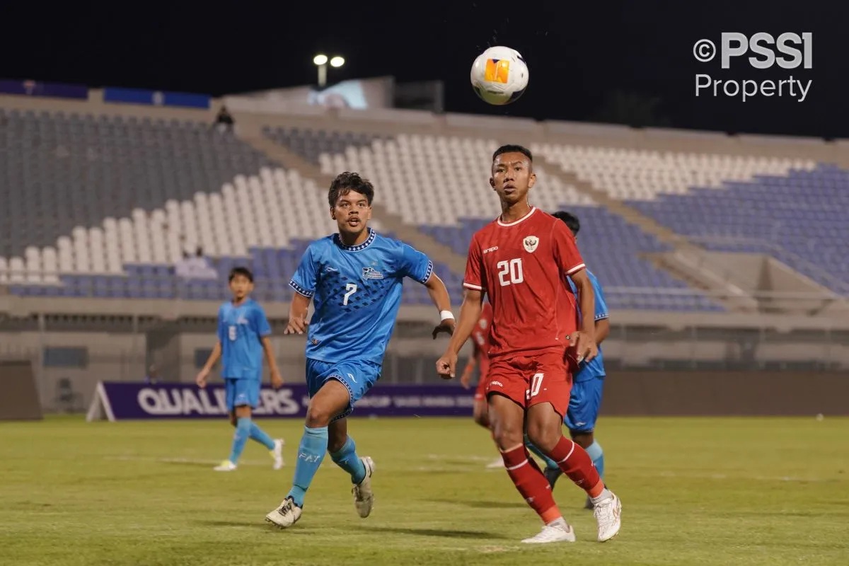 Penyerang tim nasional U-17 Indonesia Muhammad Aldyansyah Taher (kanan) berebut bola dengan pemain Kepulauan Mariana Utara Aiden Camacho pada laga Grup G Kualifikasi Piala Asia U-17 2025 di Kuwait, Jumat (25/10/2024). Pertandingan itu dimenangkan Indonesia dengan skor 10-0. (ANTARA/HO-PSSI)