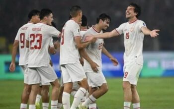 Pesepak bola Timnas Indonesia Thom Jan Haye (kanan) berselebrasi dengan rekannya usai mencetak gol ke gawang Timnas Filipina dalam laga lanjutan Grup F Kualifikasi Piala Dunia 2026 zona Asia, di Stadion Utama Gelora Bung Karno (SUGBK), Senayan, Jakarta, Selasa (11/6/2024). (M Risyal Hidayat)