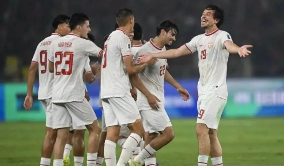 Pesepak bola Timnas Indonesia Thom Jan Haye (kanan) berselebrasi dengan rekannya usai mencetak gol ke gawang Timnas Filipina dalam laga lanjutan Grup F Kualifikasi Piala Dunia 2026 zona Asia, di Stadion Utama Gelora Bung Karno (SUGBK), Senayan, Jakarta, Selasa (11/6/2024). (M Risyal Hidayat)