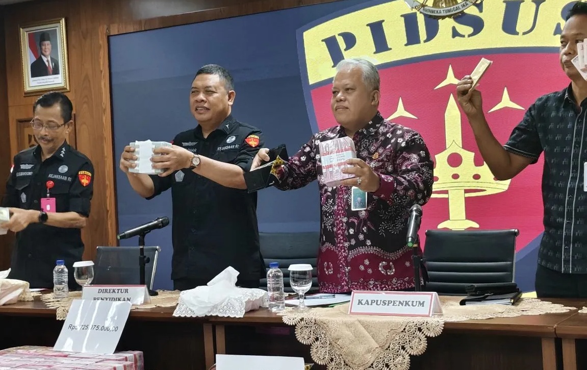 Direktur Penyidikan Jampidsus Kejagung Abdul Qohar (kedua dari kiri) menunjukkan barang bukti yang disita dari tersangka ZR dalam kasus dugaan pemufakatan jahat untuk suap atau gratifikasi kepada awak media dalam konferensi pers di Gedung Kejaksaan Agung, Jakarta, Jumat (25/10/2024). (Nadia Putri Rahmani)