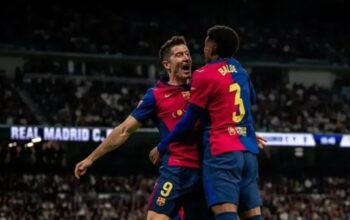 Selebrasi Robert Lewandowski (kiri) dengan rekan setimnya setelah mencetak gol kedua Barcelona dalam pertandingan Liga Spanyol lawan Real Madrid di Santiago Bernabeu pada Minggu (26/10/2024). 