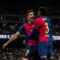 Selebrasi Robert Lewandowski (kiri) dengan rekan setimnya setelah mencetak gol kedua Barcelona dalam pertandingan Liga Spanyol lawan Real Madrid di Santiago Bernabeu pada Minggu (26/10/2024). 