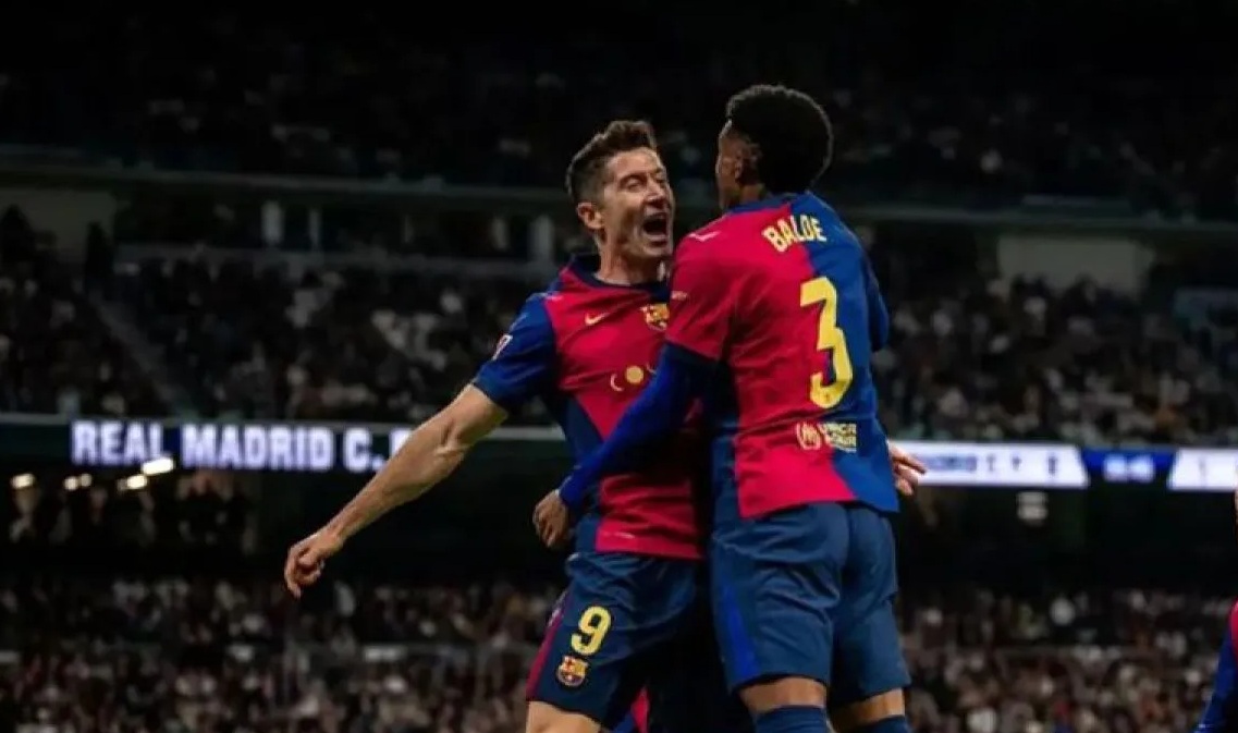 Selebrasi Robert Lewandowski (kiri) dengan rekan setimnya setelah mencetak gol kedua Barcelona dalam pertandingan Liga Spanyol lawan Real Madrid di Santiago Bernabeu pada Minggu (26/10/2024). 