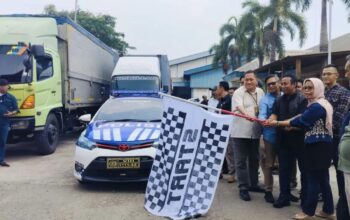 Ketua KPU Jabar Ummi Wahyuni bersama komisioner KPU dan Bawaslu Jabar melepas distribusi perdana surat suara Pilkada Jabar 2024, Cikarang, Kabupaten Bekasi, Jawa Barat, Minggu (27/10/2024). (HO KPU Jabar)