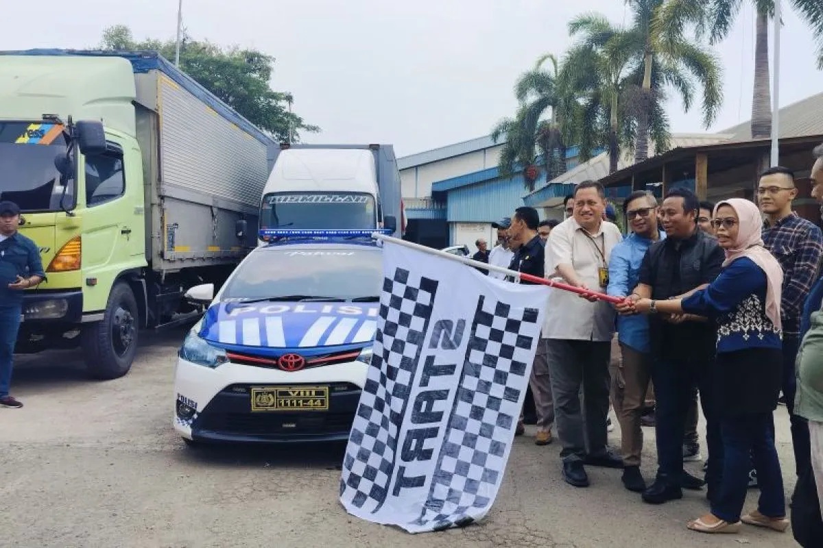 Ketua KPU Jabar Ummi Wahyuni bersama komisioner KPU dan Bawaslu Jabar melepas distribusi perdana surat suara Pilkada Jabar 2024, Cikarang, Kabupaten Bekasi, Jawa Barat, Minggu (27/10/2024). (HO KPU Jabar)