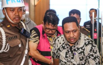 Mantan pejabat MA Zarof Ricar (tengah) berjalan menuju mobil tahanan usai diperiksa di Kejaksaan Agung, Jakarta, Jumat (25/10/2024). (Asprilla Dwi Adha)