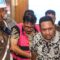 Mantan pejabat MA Zarof Ricar (tengah) berjalan menuju mobil tahanan usai diperiksa di Kejaksaan Agung, Jakarta, Jumat (25/10/2024). (Asprilla Dwi Adha)