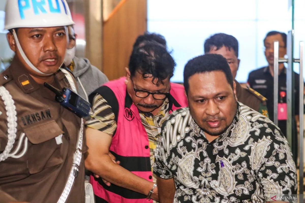 Mantan pejabat MA Zarof Ricar (tengah) berjalan menuju mobil tahanan usai diperiksa di Kejaksaan Agung, Jakarta, Jumat (25/10/2024). (Asprilla Dwi Adha)