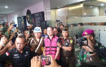 Eks Menteri Perdagangan (Mendag) Thomas Lembong keluar dari Gedung Kejaksaan Agung (Kejagung) RI. (Sabik)