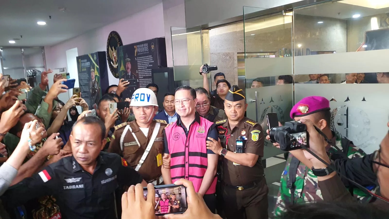Eks Menteri Perdagangan (Mendag) Thomas Lembong keluar dari Gedung Kejaksaan Agung (Kejagung) RI. (Sabik)