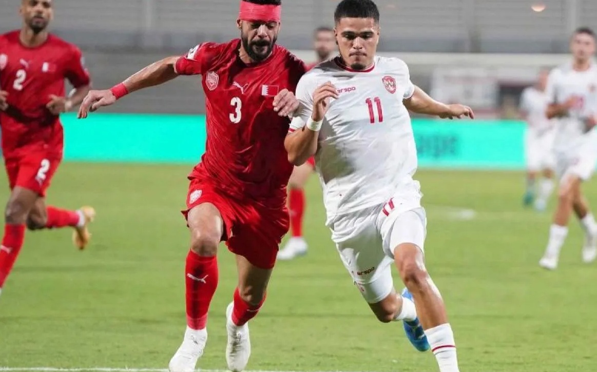 Pesepak bola Timnas Indonesia Ragnar Oratmangoen (kanan) menggiring bola dengan dikawal pesepak bola Timnas Bahrain Waleed Al Hayam (kiri) dalam laga Grup C putaran ketiga Kualifikasi Piala Dunia 2026 zona Asia di Stadion Nasional Bahrain, Kamis (10/10/2024). Pertandingan berakhir seri 2-2.(PSSI)