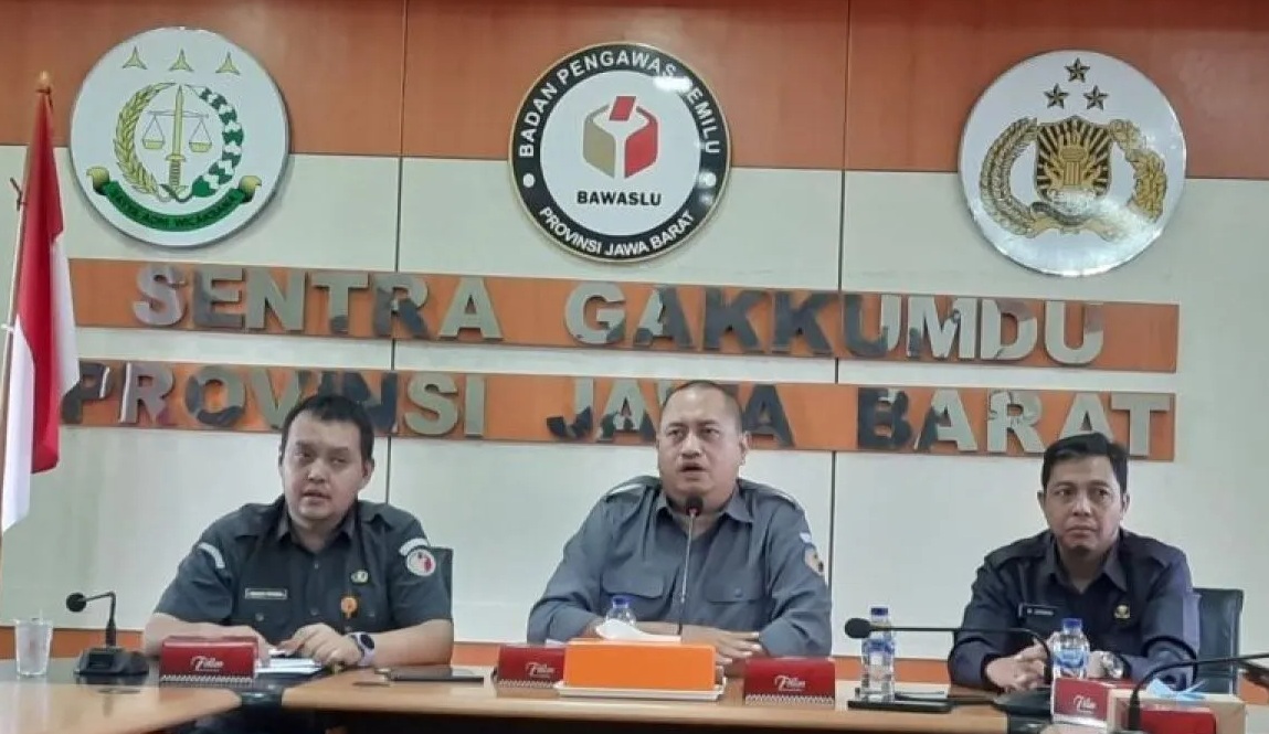 Koordinator Divisi Penanganan Pelanggaran Bawaslu Provinsi Jawa Barat Syaiful Bachri (tengah) memberikan keterangan di Gedung Bawaslu Jabar, Bandung. (Ricky Prayoga)