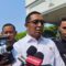 Kepala Kantor Komunikasi Kepresidenan Hasan Nasbi memberikan keterangan kepada wartawan di Istana Kepresidenan Jakarta, Rabu (30/10/2024). (Mentari Dwi Gayati)