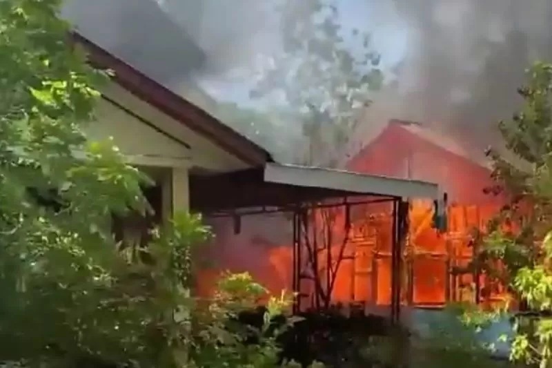 Rumah yang terbakar akibat dibakar oleh istri seorang pria di Alor akibat Judi Online. (ANTARA)