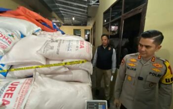 Kepala Kepolisian Resor Garut AKBP Mochamad Fajar Gemilang mengecek karung berisikan pupuk subsidi yang disita karena dijual tanpa izin saat jumpa pers di Markas Polres Garut, Jawa Barat, Kamis (31/10/2024). (Feri Purnama)