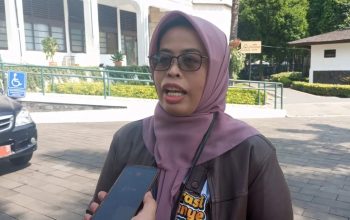 Ketua Komisi Pemilihan Umum (KPU) Jawa Barat Ummi Wahyuni memberikan keterangan di Gedung Sate Bandung, Minggu (6/10/2024).