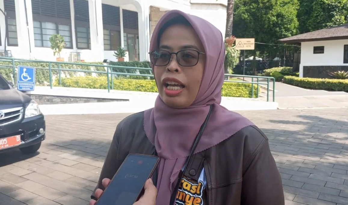 Ketua Komisi Pemilihan Umum (KPU) Jawa Barat Ummi Wahyuni memberikan keterangan di Gedung Sate Bandung, Minggu (6/10/2024).