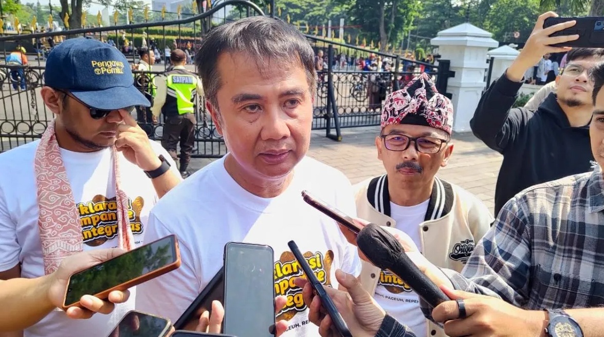 Penjabat Gubernur Jabar Bey Triadi Machmudin memberikan keterangan di Gedung Sate Bandung, Minggu (6/10/2024)