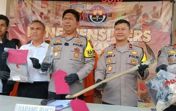 Kapolres Sukabumi AKBP Samian beserta jajaran saat menunjukkan barang bukti kasus dugaan pembunuhan seorang pemuda di Pantai Wisata, Desa Citepus, Kecamatan Palabuhanratu, Kabupaten Sukabumi, Jabar yang terjadi pada Sabtu, (21/9/2024) saat konferensi pers yang digelar di Mapolres Sukabumi Senin, (7/10/2024).