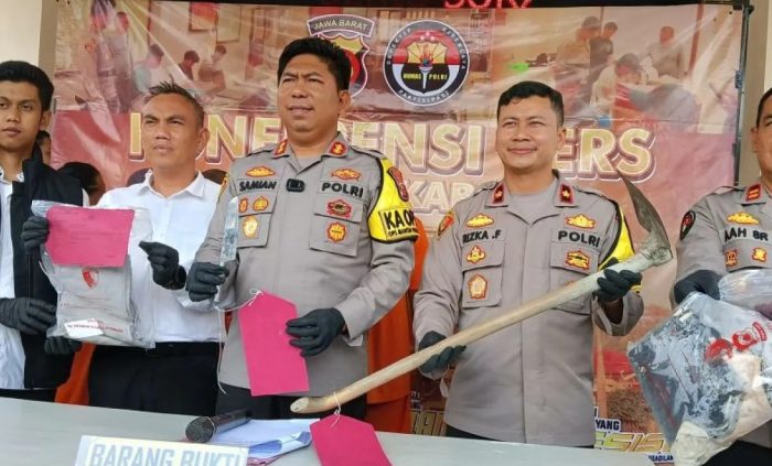 Kapolres Sukabumi AKBP Samian beserta jajaran saat menunjukkan barang bukti kasus dugaan pembunuhan seorang pemuda di Pantai Wisata, Desa Citepus, Kecamatan Palabuhanratu, Kabupaten Sukabumi, Jabar yang terjadi pada Sabtu, (21/9/2024) saat konferensi pers yang digelar di Mapolres Sukabumi Senin, (7/10/2024).