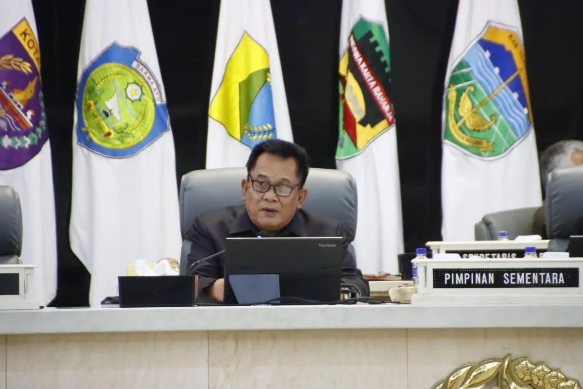Ketua DPRD Jawa Barat sementara Taufik Hidayat memberikan keterangan di Gedung DPRD Jabar, Bandung, Selasa (1/10/2024). (ANTARA/HO DPRD Jabar)
