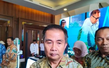 Penjabat Gubernur Jawa Barat Bey Triadi Machmudin memberikan keterangan di Bandung. 