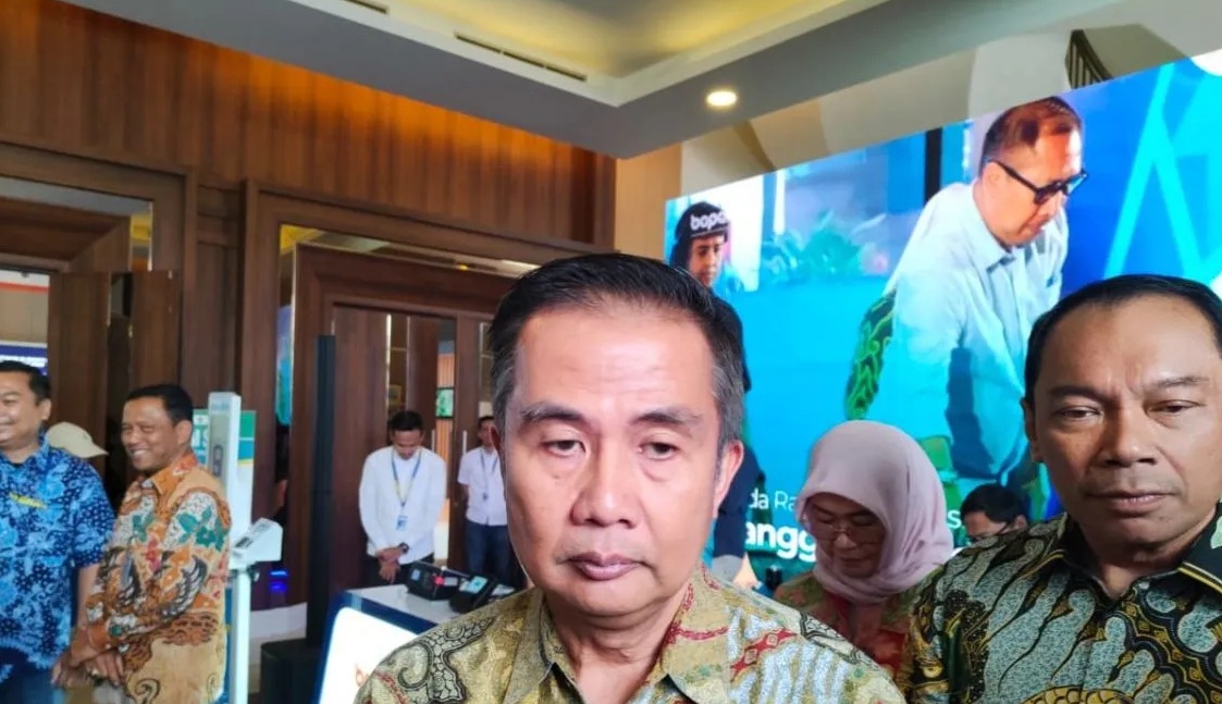 Penjabat Gubernur Jawa Barat Bey Triadi Machmudin memberikan keterangan di Bandung. 
