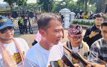 Pj Gubernur Jabar Bey Triadi Machmudin memberikan keterangan di Bandung.