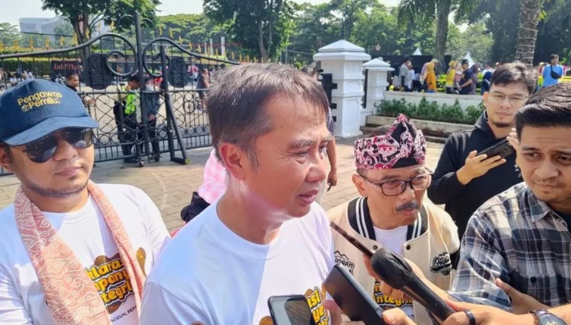 Pj Gubernur Jabar Bey Triadi Machmudin memberikan keterangan di Bandung.
