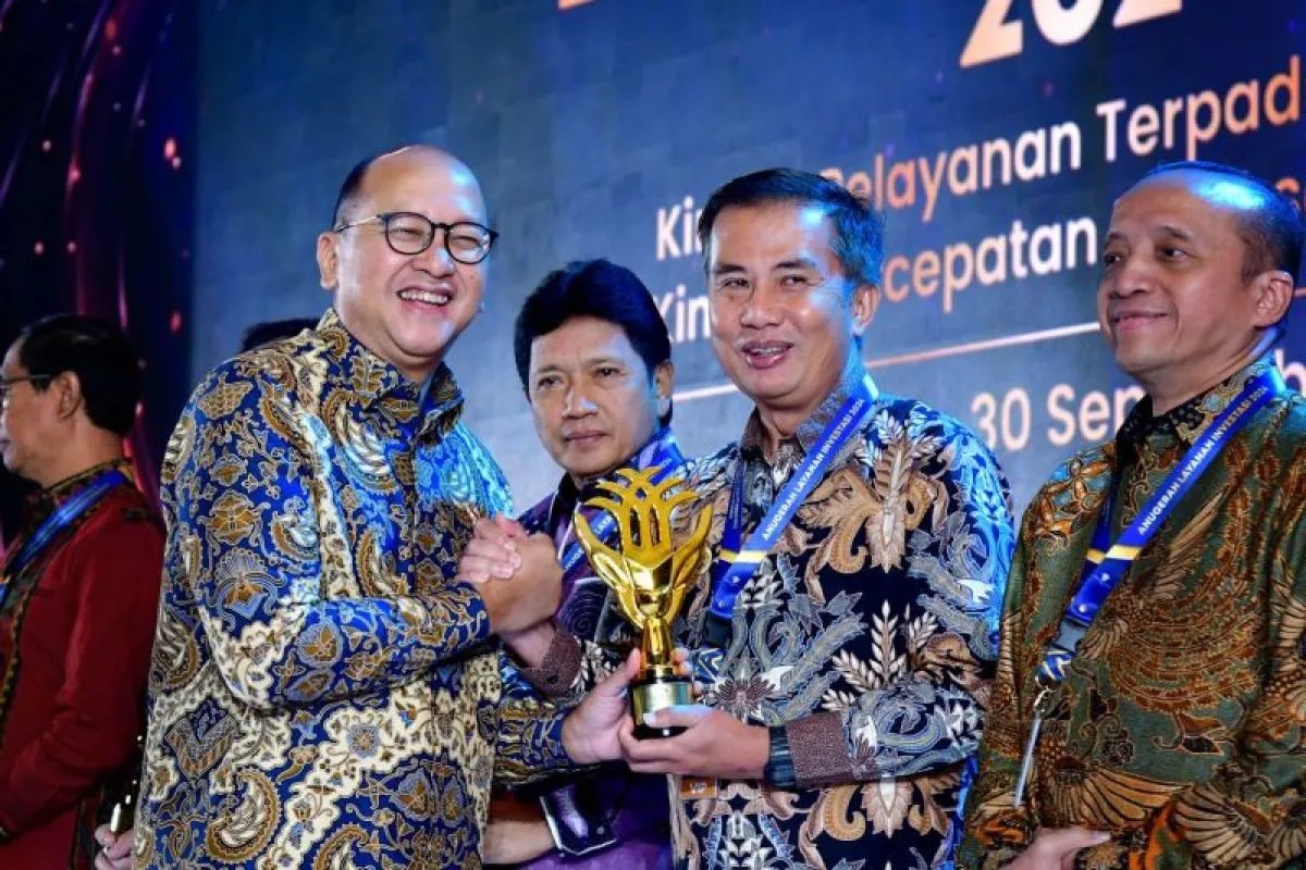 Pj Gubernur Jabar Bey Machmudin menerima penghargaan terbaik dari Menteri Investasi/Kepala Badan Koordinasi Penanaman Modal (BKPM) Rosan Roeslani dalam Anugerah Layanan Investasi 2024 di Hotel Mulia Jakarta, Senin (30/9/2024). (Pemprov Jabar)