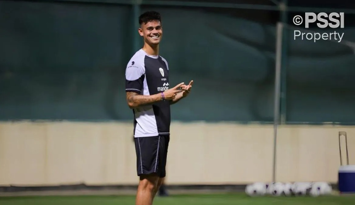 Bek timnas Indonesia yang membela klub Eredivisie, FC Twente, Mees Hilgers, saat dirinya mengikuti latihan bersama tim Garuda di Bahrain. Indonesia akan menghadapi Bahrain pada laga ketiga putaran ketiga kualifikasi Piala Dunia 2026 zona Asia di Stadion Nasional Bahrain, Kamis (10/10/2024) pukul 23.00 WIB. (PSSI)