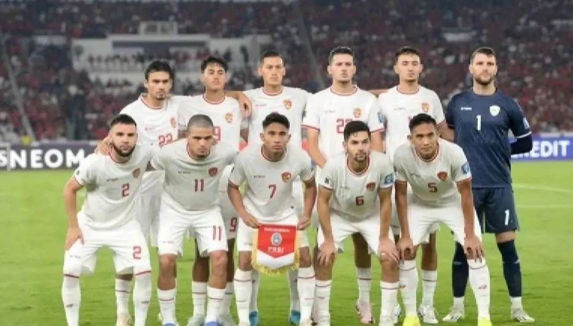 Pesepak bola Timnas Indonesia berfoto sebelum melawan Timnas Australia dalam pertandingan Grup C putaran ketiga Kualifikasi Piala Dunia 2026 Zona Asia di Stadion Utama Gelora Bung Karno, Senayan, Jakarta, Selasa (10/9/2024). (Hafidz Mubarak A)