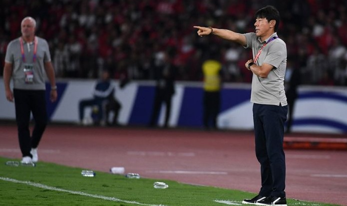 Pelatih Timnas Indonesia Shin Tae-yong memberikan arahan kepada pemainnya dari tepi lapangan saat pertandingan Grup C putaran ketiga Kualifikasi Piala Dunia 2026 Zona Asia di Stadion Utama Gelora Bung Karno, Senayan, Jakarta, Selasa (10/9/2024). ANTARA FOTO/Hafidz Mubarak A/sgd/tom/am.