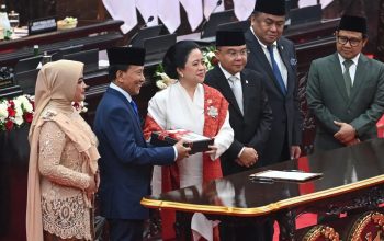 Anggota DPR periode 2024-2029 tertua dari Partai Demokrat Zulfikar Achmad (kedua kiri) didampingi anggota DPR termuda dari Partai Gerindra Annisa MA Mahesa (kiri) menerima berkas Memori DPR dari Ketua DPR periode 2019-2024 Puan Maharani (ketiga kiri) bersama jajaran Wakil Ketua DPR periode 2019-2024 Sufmi Dasco Ahmad (ketiga kanan), Rachmat Gobel (kedua kanan) dan Muhaimin Iskandar (kanan) dalam rapat paripurna perdana di Gedung Nusantara, Kompleks Parlemen, Senayan, Jakarta, Selasa (1/10/2024). (Dhemas Reviyanto)