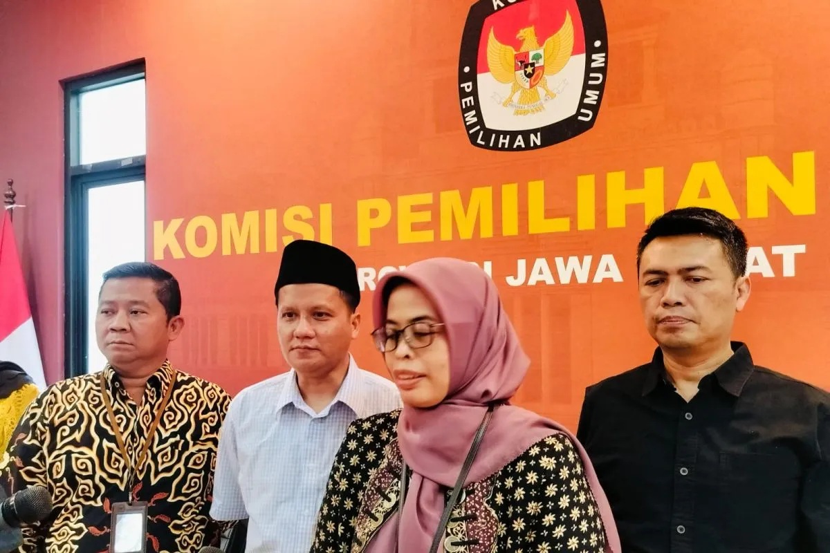 Ketua KPU Jabar Ummi Wahyuni beserta komisioner KPU Jabar lainnya memberikan keterangan di Bandung, Rabu (9/10/2024). (KPU Jabar)