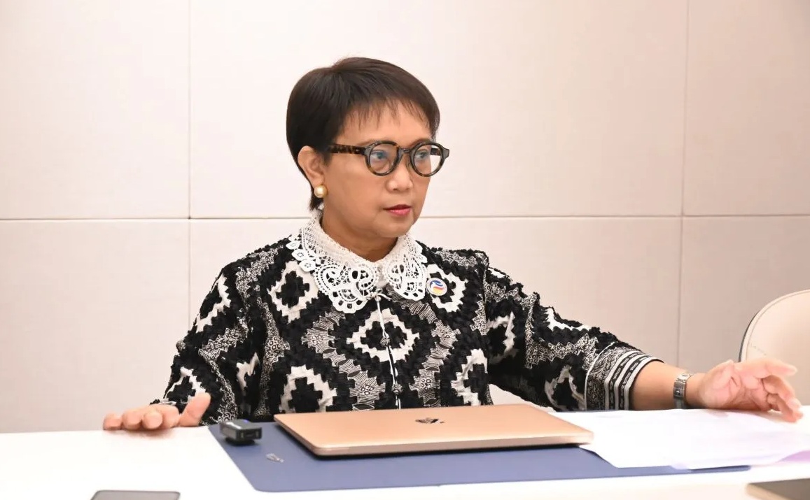 Menteri Luar Negeri Retno Marsudi saat menyampaikan keterangan terkait serangan Israel di Lebanon, di sela-sela rangkaian kegiatan KTT ke-45 ASEAN di Vientiane, Laos, Jumat (11/10/2024). (Setwapres)