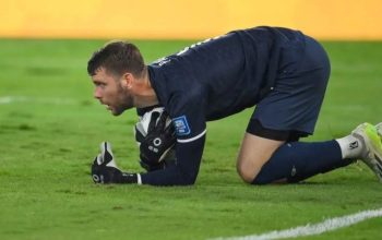 Penjaga gawang Timnas Indonesia Maarten Paes menangkap bola sepakan salah satu pesepak bola Timnas Australia pada laga Grup C putaran ketiga Kualifikasi Piala Dunia 2026 Zona Asia di Stadion Utama Gelora Bung Karno, Senayan, Jakarta, Selasa (10/9/2024). Pertandingan berakhir seri dengan skor 0-0. (Aditya Pradana Putra)