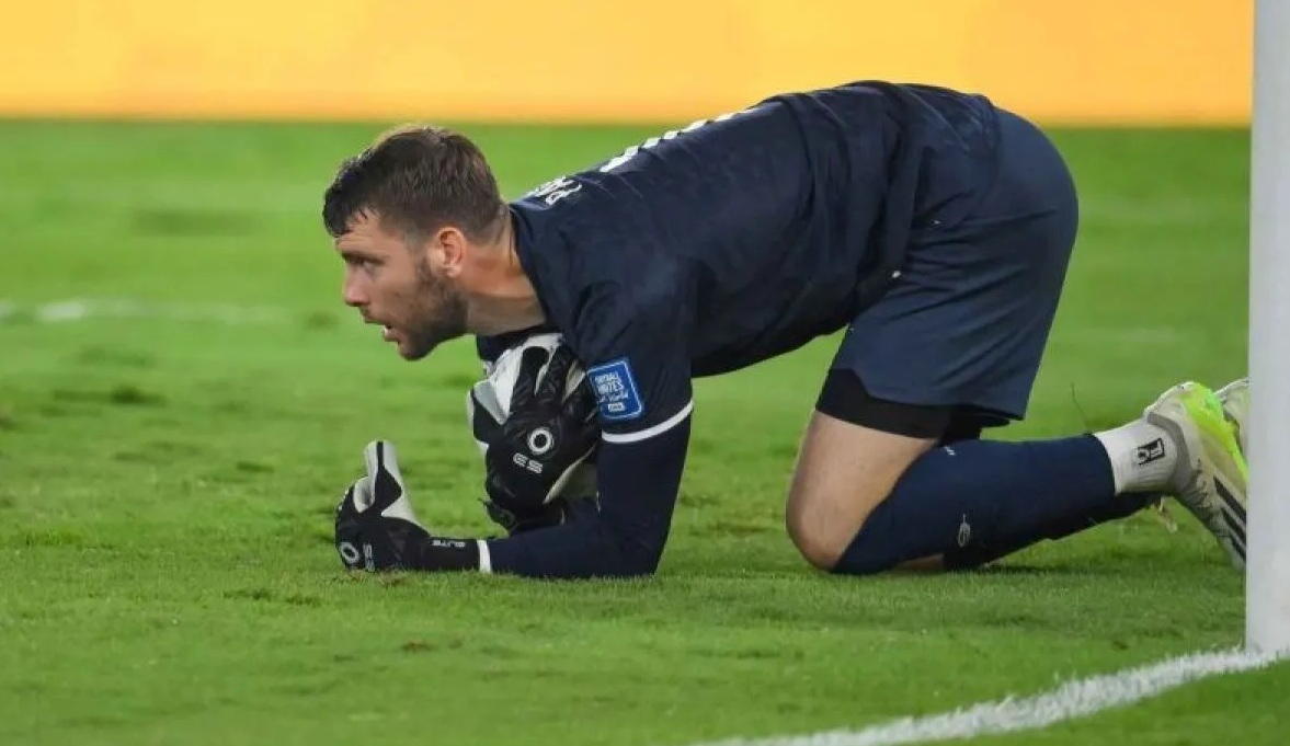 Penjaga gawang Timnas Indonesia Maarten Paes menangkap bola sepakan salah satu pesepak bola Timnas Australia pada laga Grup C putaran ketiga Kualifikasi Piala Dunia 2026 Zona Asia di Stadion Utama Gelora Bung Karno, Senayan, Jakarta, Selasa (10/9/2024). Pertandingan berakhir seri dengan skor 0-0. (Aditya Pradana Putra)